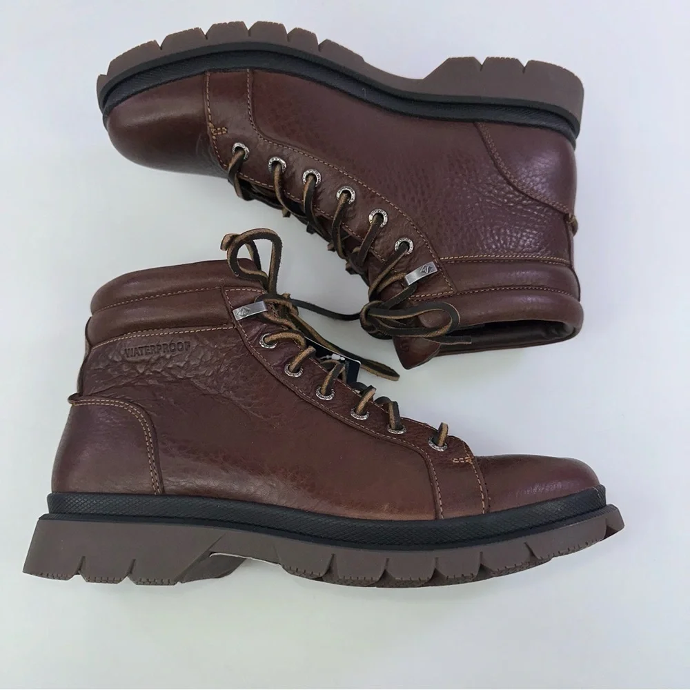 Sperry right shoe